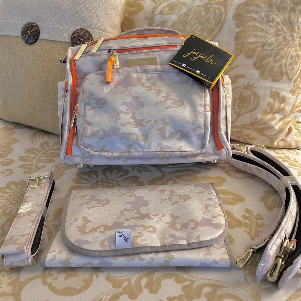 NWT Retired Jujube BFF Camo Convertible Travel Backpack/Messenger Diaper Bag